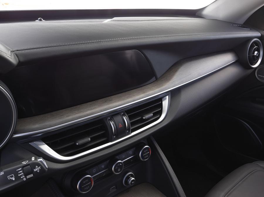 Детали интерьера Alfa Romeo Stelvio Ti (949) 2017 года  (NA) (фото 16 из 34)